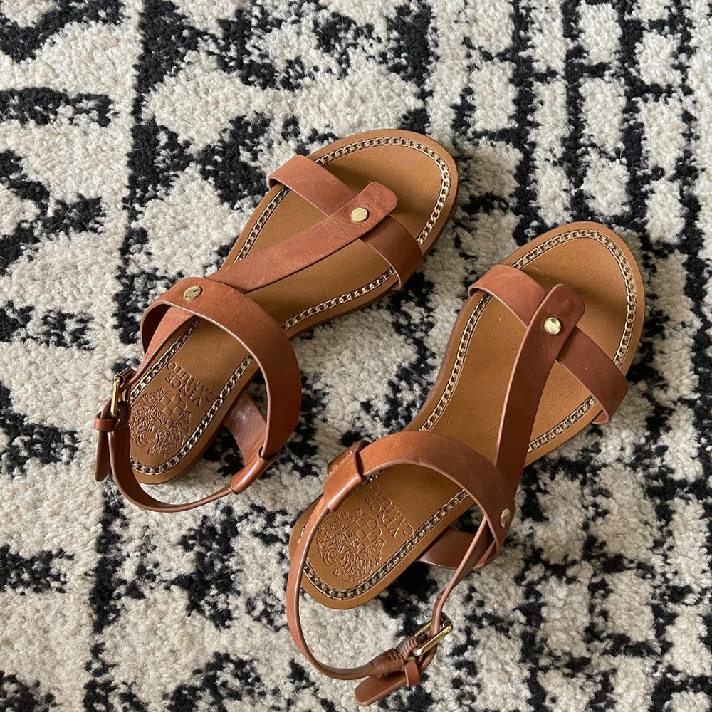 VINCE CAMUTO Camel and Gold Sandals